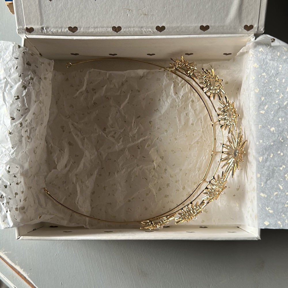 Untamed Petals - Gold Violetta Tiara With Pearl Details - Picture 6 of 7
